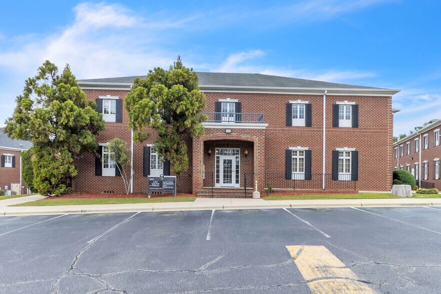 2035 Valleygate Dr, Fayetteville, NC à vendre - Photo du bâtiment - Image 1 de 35