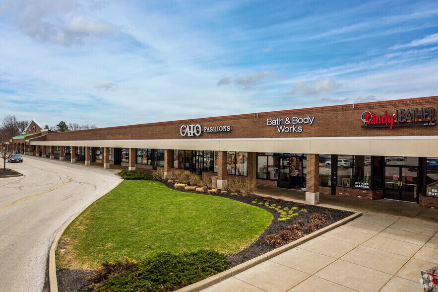 6801-7601 Pearl Rd, Middleburg Heights, OH à louer - Photo du bâtiment - Image 2 de 4