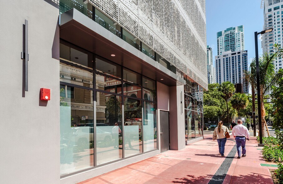 222 NE 1st Ave, Miami, FL à louer - Photo du bâtiment - Image 3 de 5