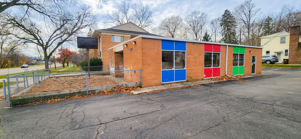 3320 S Pennsylvania Ave, Lansing, MI for lease - Building Photo - Image 2 of 4