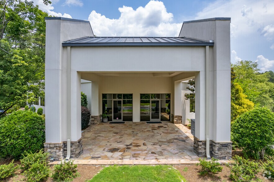 2004 Commerce Dr, Peachtree City, GA à louer - Photo du bâtiment - Image 2 de 5