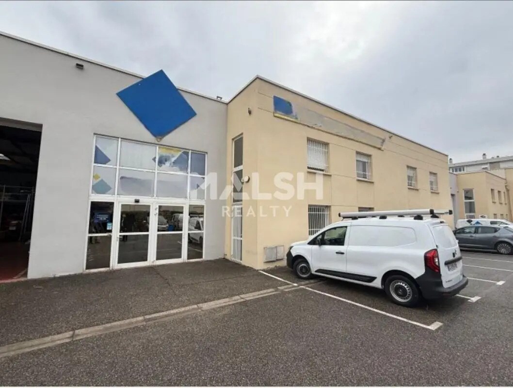 Flex in Lyon for lease Building Photo- Image 1 of 13