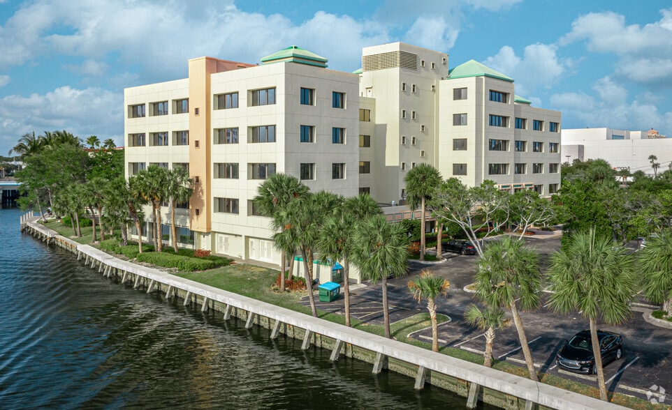 915 Middle River Dr, Fort Lauderdale, FL for lease - Building Photo - Image 2 of 6