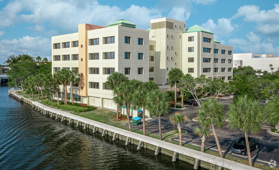 915 Middle River Dr, Fort Lauderdale, FL à louer - Photo du bâtiment - Image 2 de 7
