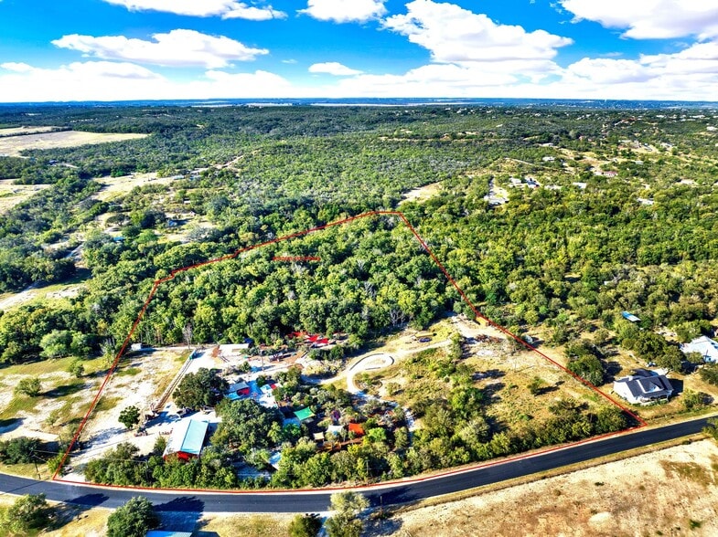 1877 County Road 4713, La Coste, TX à vendre - Photo du bâtiment - Image 2 de 45