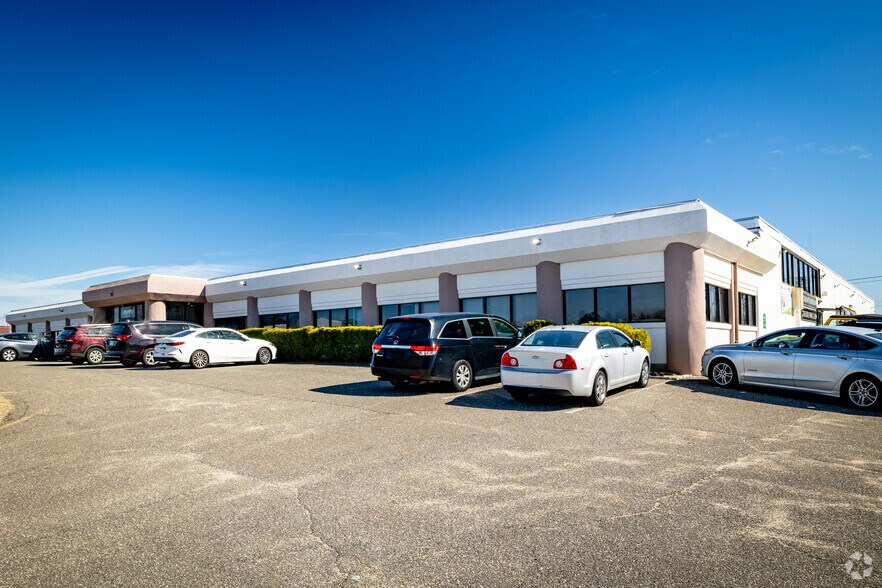171-175 Eileen Way, Syosset, NY à vendre - Photo du bâtiment - Image 2 de 6