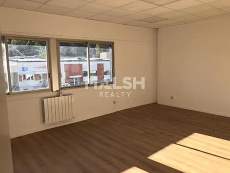 Flex in Saint-Étienne for lease - Interior Photo - Image 2 of 3
