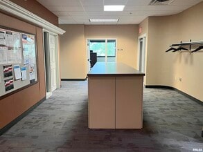 7707 N Knoxville Ave, Peoria, IL for lease Interior Photo- Image 2 of 14