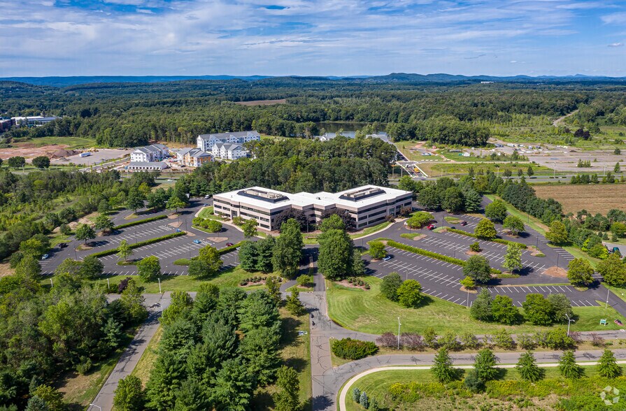 200 Great Pond Dr, Windsor, CT à louer - Photo du bâtiment - Image 1 de 19