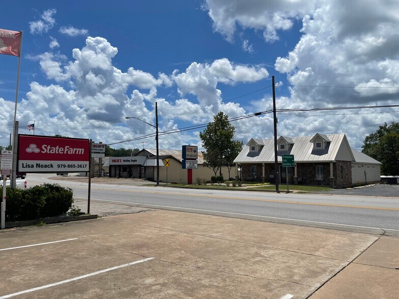 423 E Main St, Bellville, TX à louer - Photo du bâtiment - Image 3 de 12