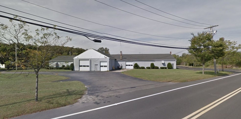 324 Doctors Path, Riverhead, NY for sale - Building Photo - Image 1 of 1