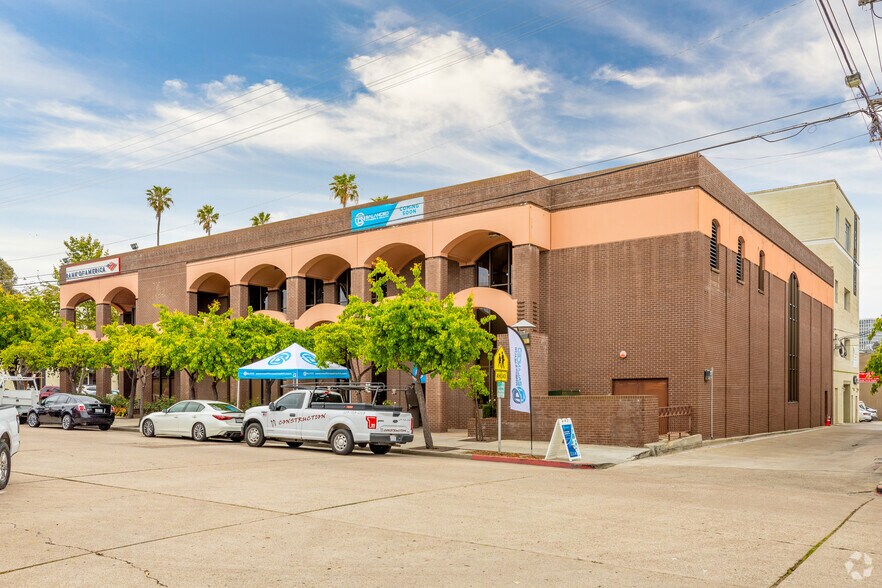 7680 Girard Ave, La Jolla, CA à louer - Photo du bâtiment - Image 3 de 12