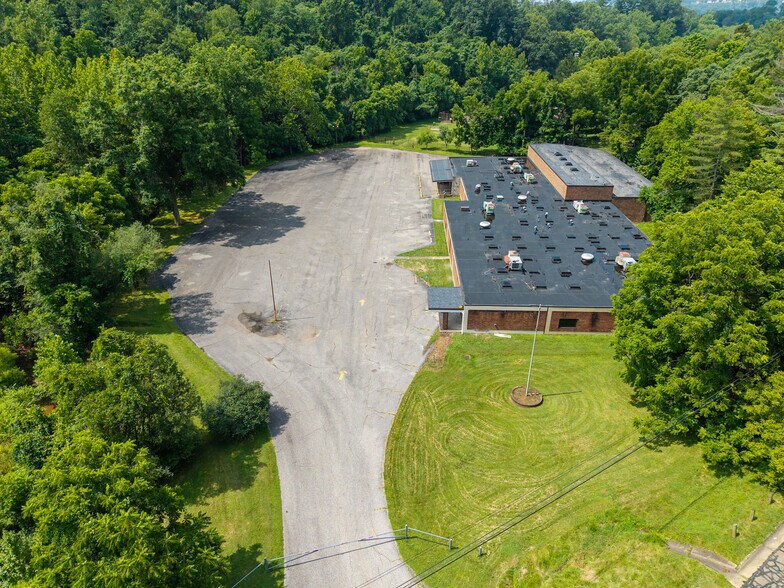 700 Channel Ln, Marietta, OH à vendre - Photo du bâtiment - Image 3 de 16