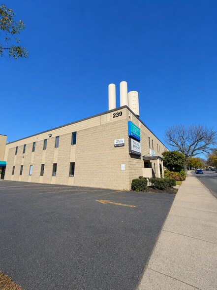 239 Commercial St, Malden, MA for lease - Building Photo - Image 1 of 10