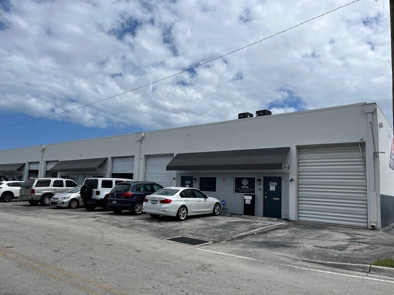 1900-2261 NW 29th St, Oakland Park, FL à louer - Photo du bâtiment - Image 3 de 6