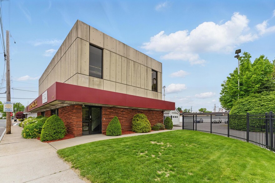 119 Winsor St, Ludlow, MA à vendre - Photo du bâtiment - Image 3 de 28