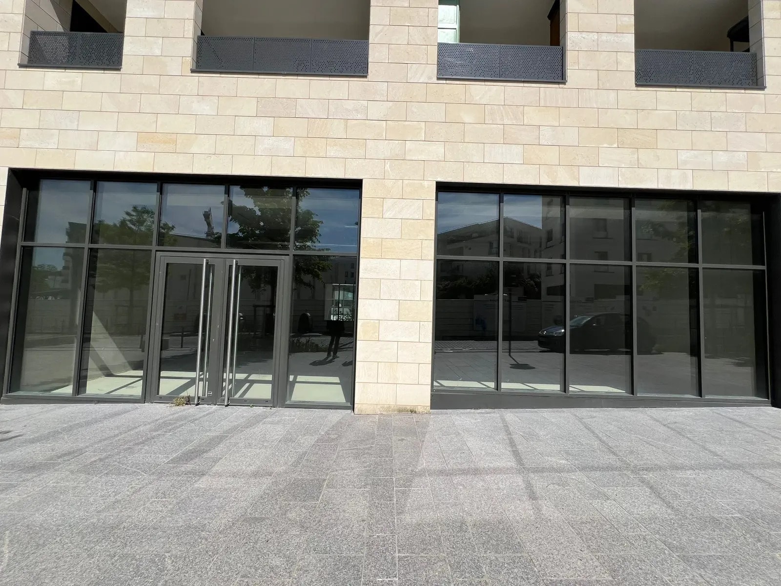 Office in Clichy for sale Building Photo- Image 1 of 2