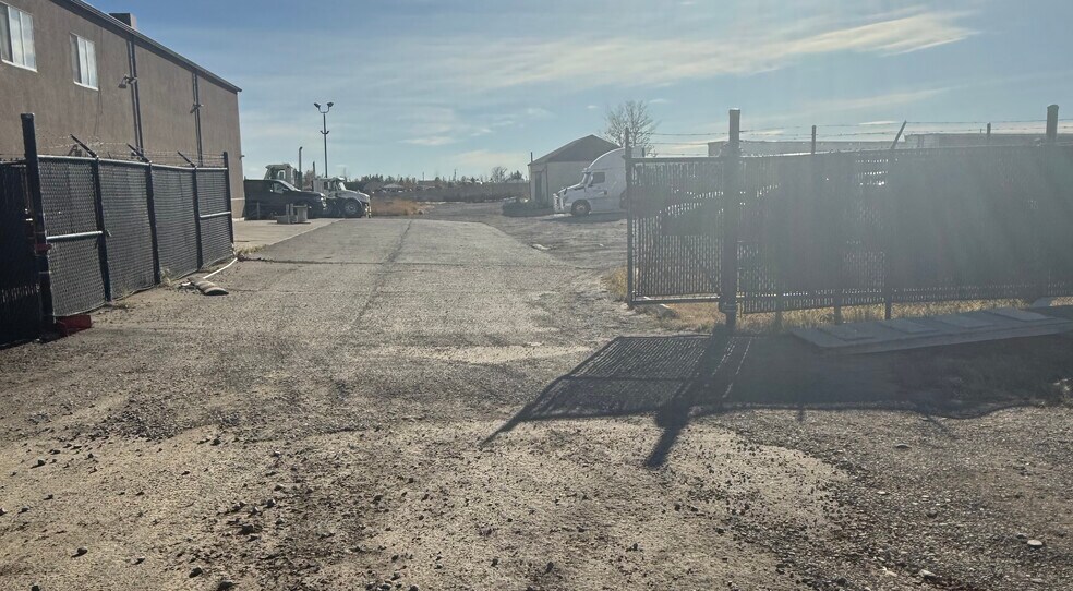 4207 80 Ave NE, Calgary, AB à louer - Photo du bâtiment - Image 3 de 6