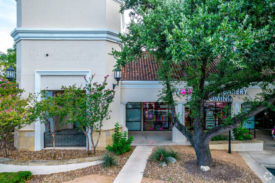 999 E Basse Rd, San Antonio, TX à louer - Photo du bâtiment - Image 2 de 42