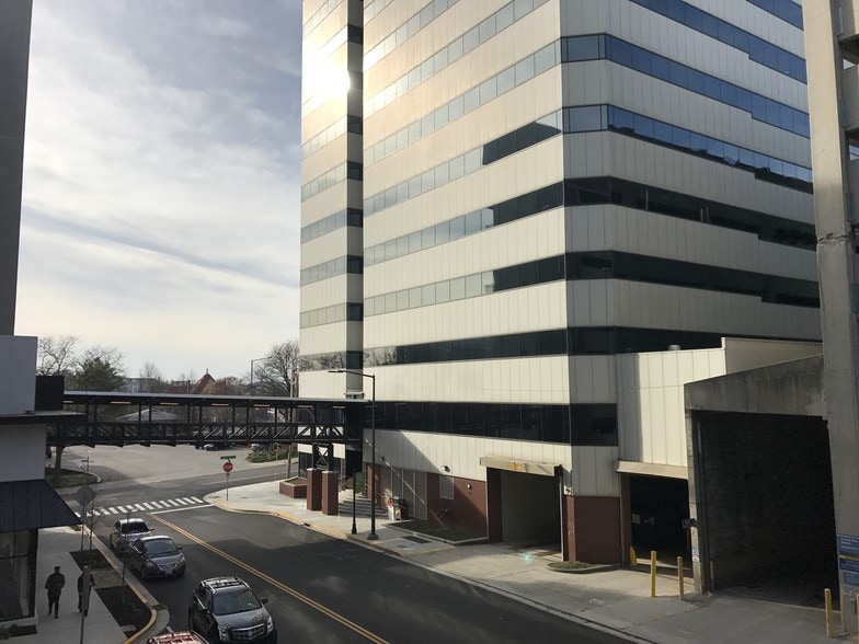 520 W Summit Hill Dr, Knoxville, TN à louer - Photo du bâtiment - Image 3 de 13