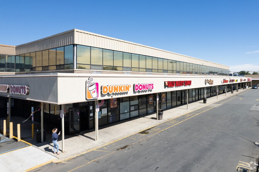 107-135 Bloomfield Ave, Bloomfield, NJ à louer - Photo du bâtiment - Image 2 de 5