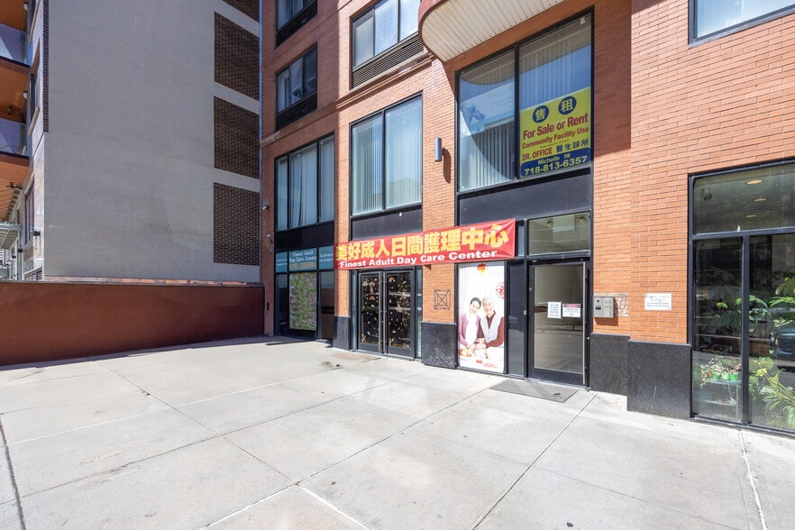 132-35 41st Rd, Flushing, NY à vendre - Photo du bâtiment - Image 2 de 11