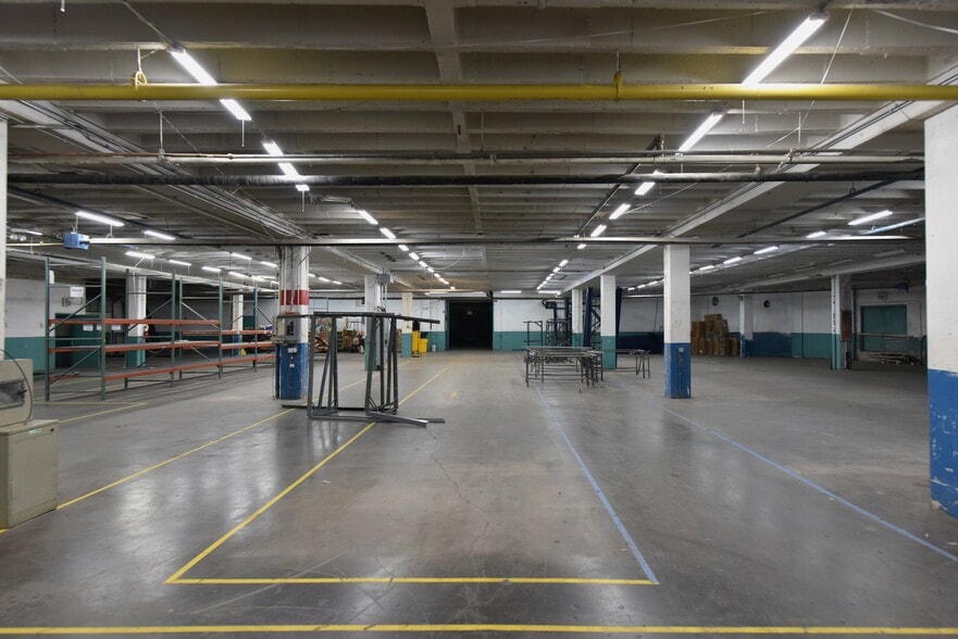 3512 N Kostner Ave, Chicago, IL for lease - Building Photo - Image 3 of 9