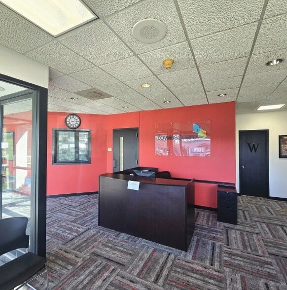 1014 Federal Rd, Brookfield, CT à vendre - Photo intérieure - Image 3 de 5