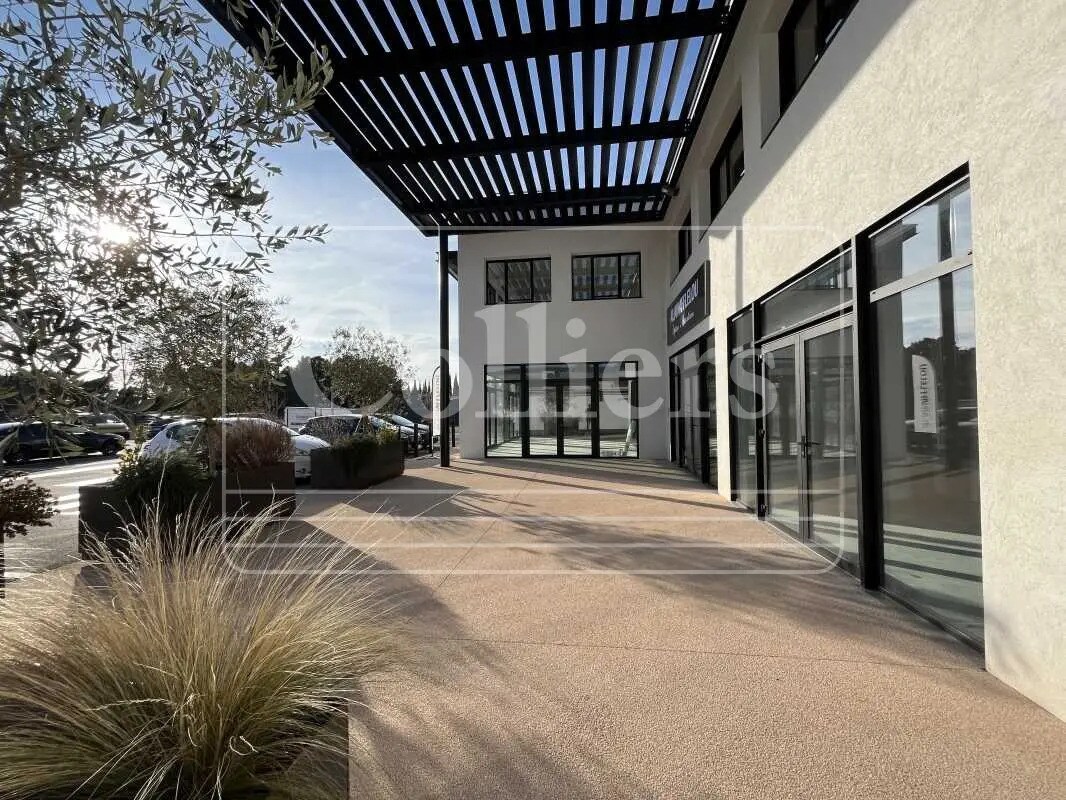 Commerce de détail dans Éguilles à louer Photo du bâtiment- Image 1 de 9