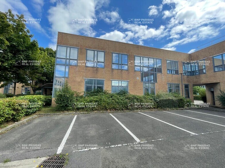 Local d'activités dans Montigny-le-Bretonneux à vendre - Photo du bâtiment - Image 2 de 8