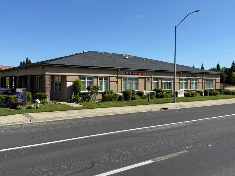 2111 W Kettleman Ln, Lodi, CA à louer - Photo du bâtiment - Image 2 de 4