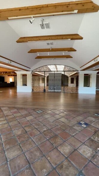 9405 Kenwood Rd, Cincinnati, OH à louer - Vidéo sur l’inscription commerciale - Image 2 de 12