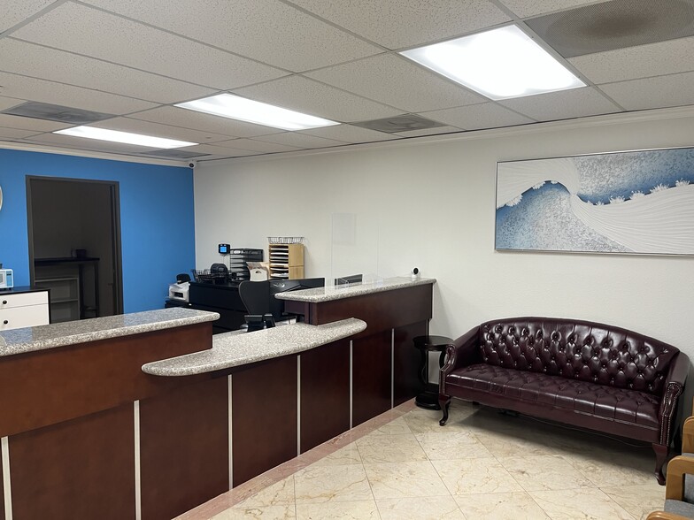 901 Dover Dr, Newport Beach, CA for lease - Building Photo - Image 2 of 8