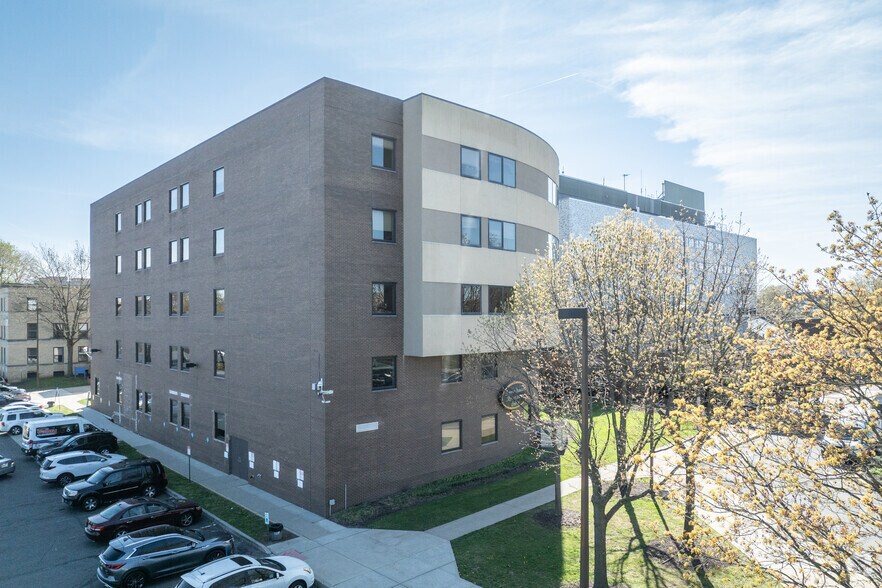 680 Broadway, Paterson, NJ à louer - Photo du bâtiment - Image 2 de 5