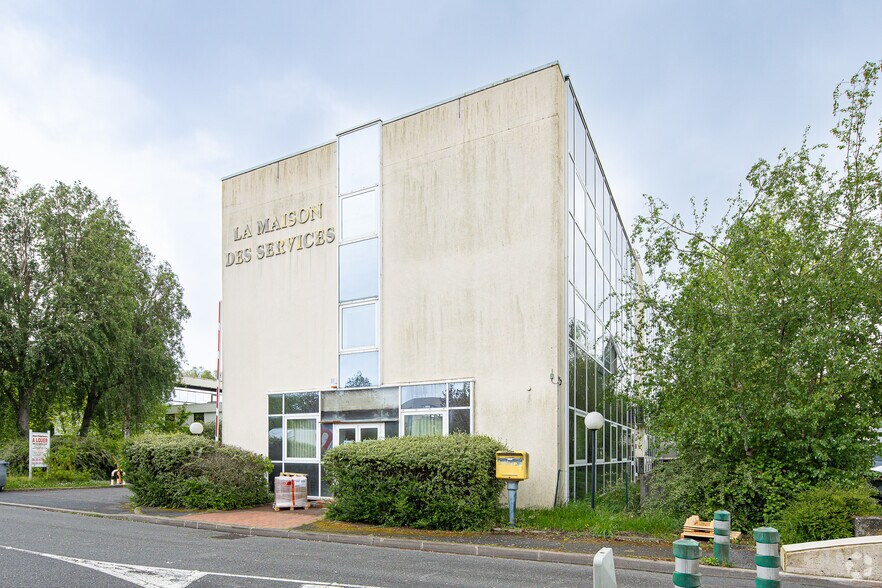 11 Avenue Des 2 Lacs, Villejust à louer - Photo du bâtiment - Image 2 de 2