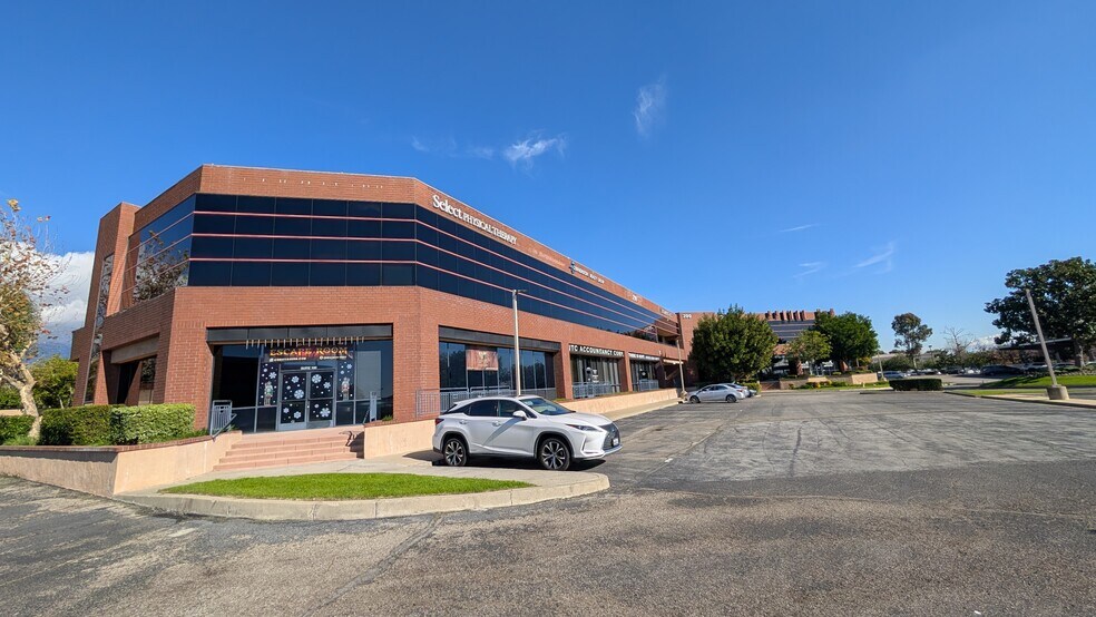 299 W Foothill Blvd, Upland, CA à vendre - Photo du bâtiment - Image 2 de 22