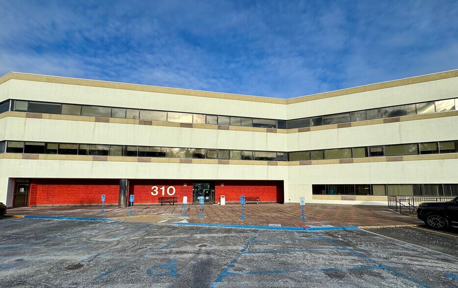 310 E Shore Rd, Great Neck, NY à louer - Photo du bâtiment - Image 2 de 10