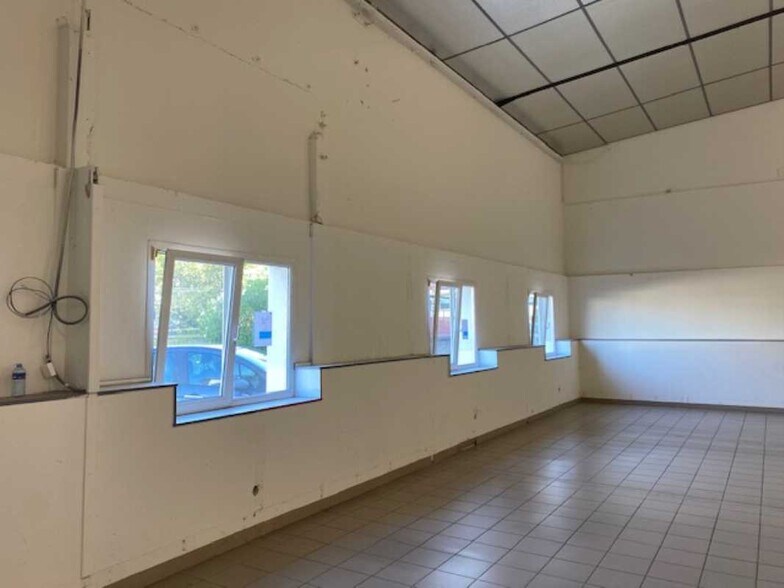 Flex in Décines-Charpieu for lease - Interior Photo - Image 3 of 5