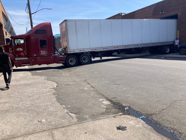 721-731 Berriman St, Brooklyn, NY for lease - Building Photo - Image 3 of 14