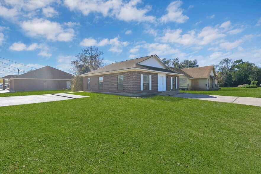 1522 Sam Houston St, Liberty, TX à vendre - Photo du bâtiment - Image 1 de 20