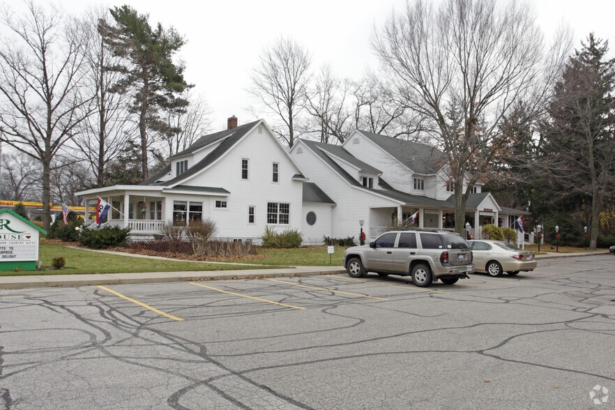 704 E Savidge St, Spring Lake, MI à vendre - Photo du bâtiment - Image 2 de 2