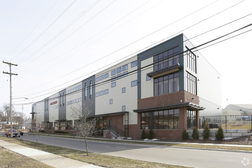 1005 Clancy Ave NE, Grand Rapids, MI à louer - Photo du bâtiment - Image 2 de 3