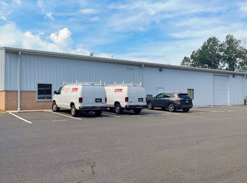 450 Nelms Cir, Fredericksburg, VA for lease - Building Photo - Image 2 of 3