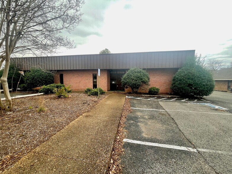 240 Carriage House Dr, Jackson, TN à louer - Photo du bâtiment - Image 2 de 16