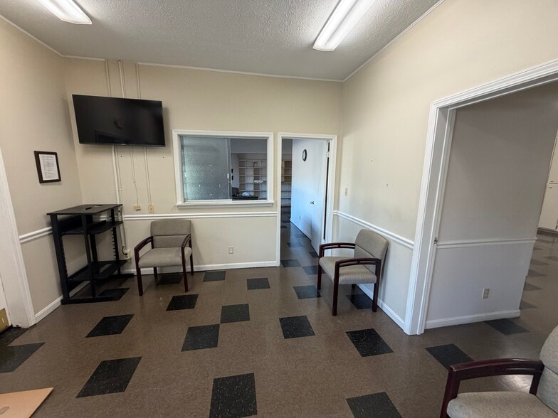 319 Cathedral Manor, Bardstown, KY for lease - Building Photo - Image 2 of 20