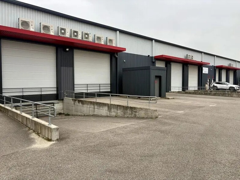 Flex in Saint-Quentin-Fallavier for lease - Building Photo - Image 2 of 11