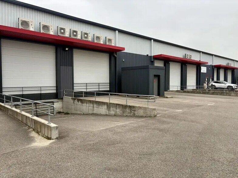 Flex dans Saint-Quentin-Fallavier à louer - Photo du bâtiment - Image 2 de 11