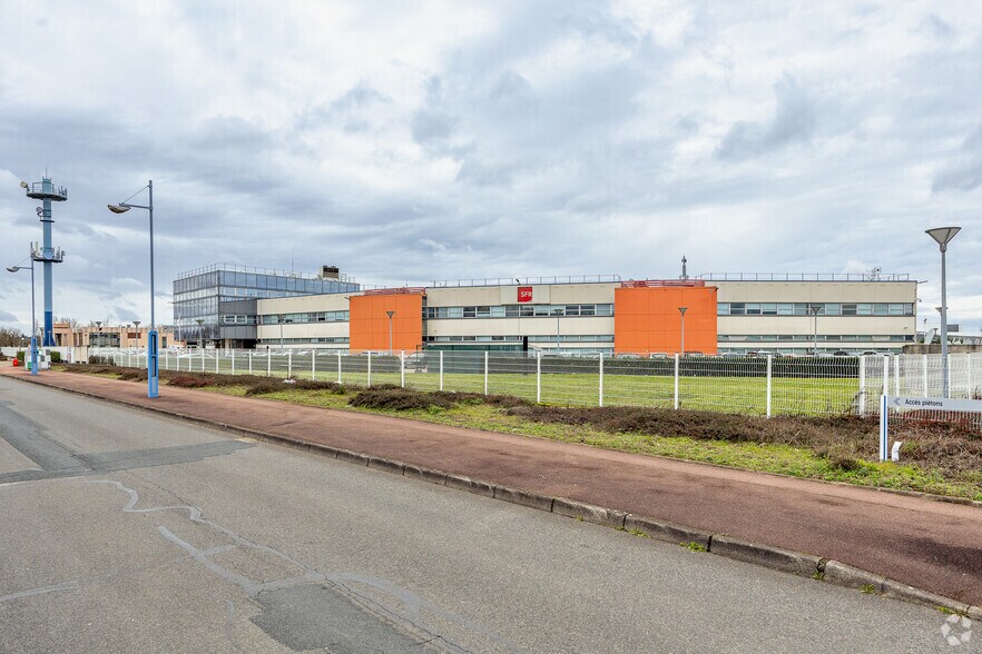 11 Allee Des Droits De L'Homme, Bron à vendre - Photo du bâtiment - Image 3 de 3