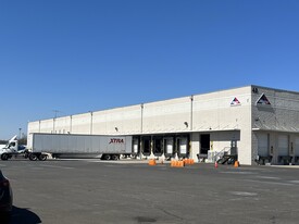 42 Runway Rd, Levittown PA - Entrepôt