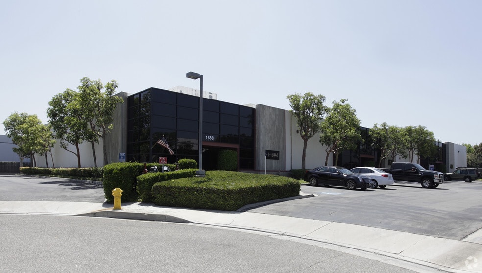 1672-1688 Sierra Madre Cir, Placentia, CA à vendre - Photo du bâtiment - Image 2 de 17